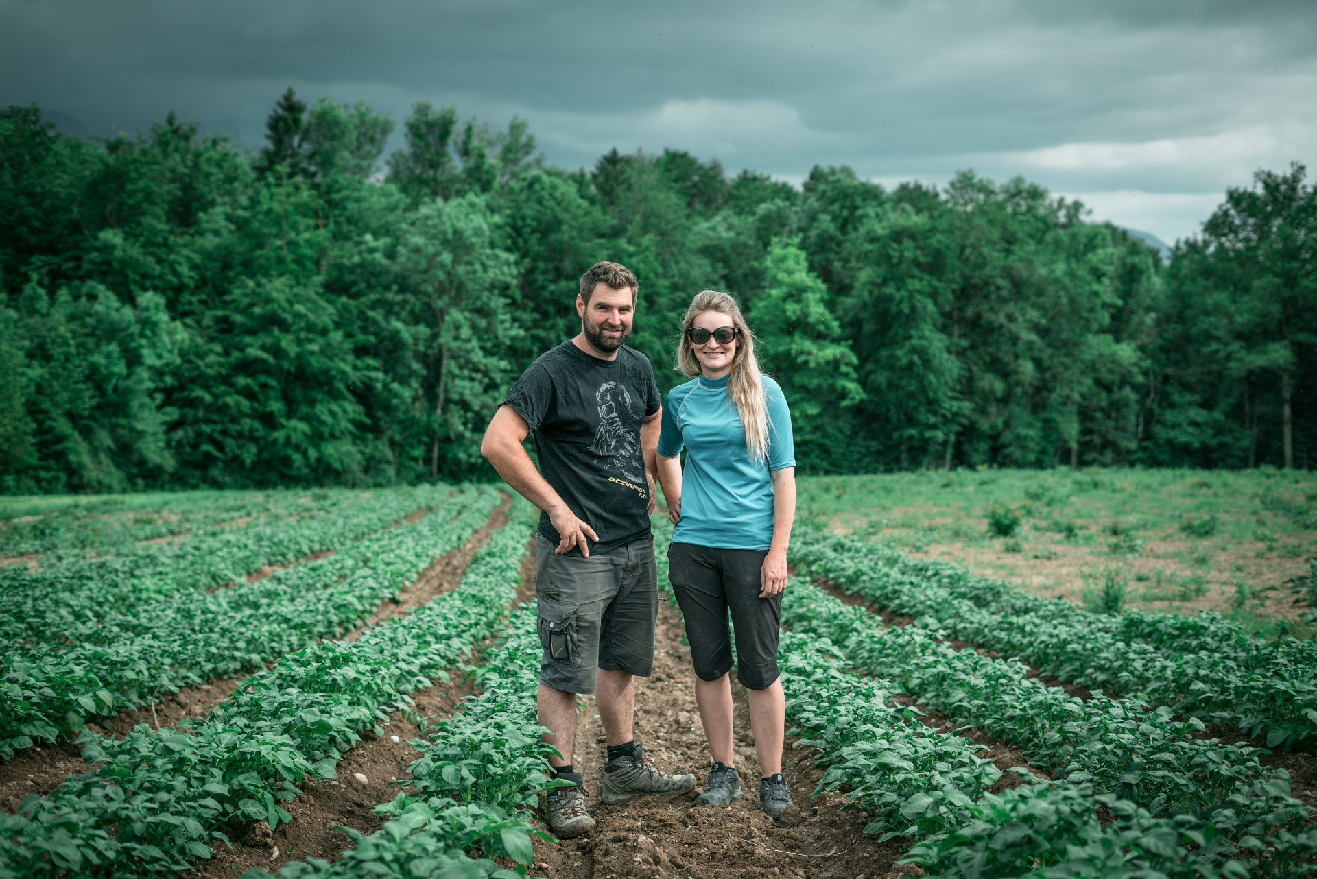 Camille accompagnée de Yoann, productrice de légumes bio dans ses champs de pommes de terre à Groisy à retrouver dans le magasin Ô Champs Paysans à Collonges-sous-Salève en Haute-Savoie