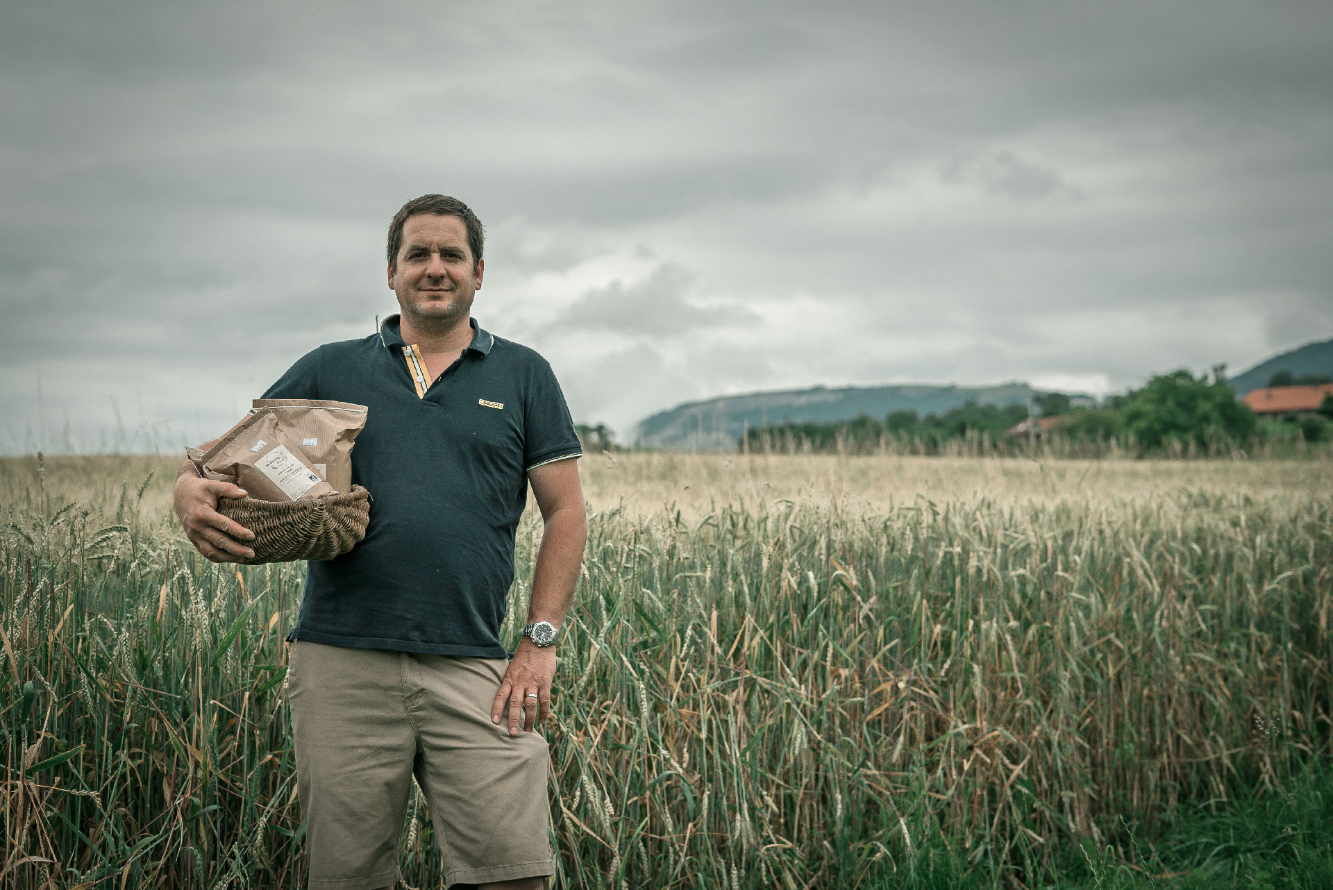 Fabien dans les champs de blé bio de la Ferme de Bill, producteur de Ô Champs Paysans à Collonges-sous-Salève en Haute-Savoie
