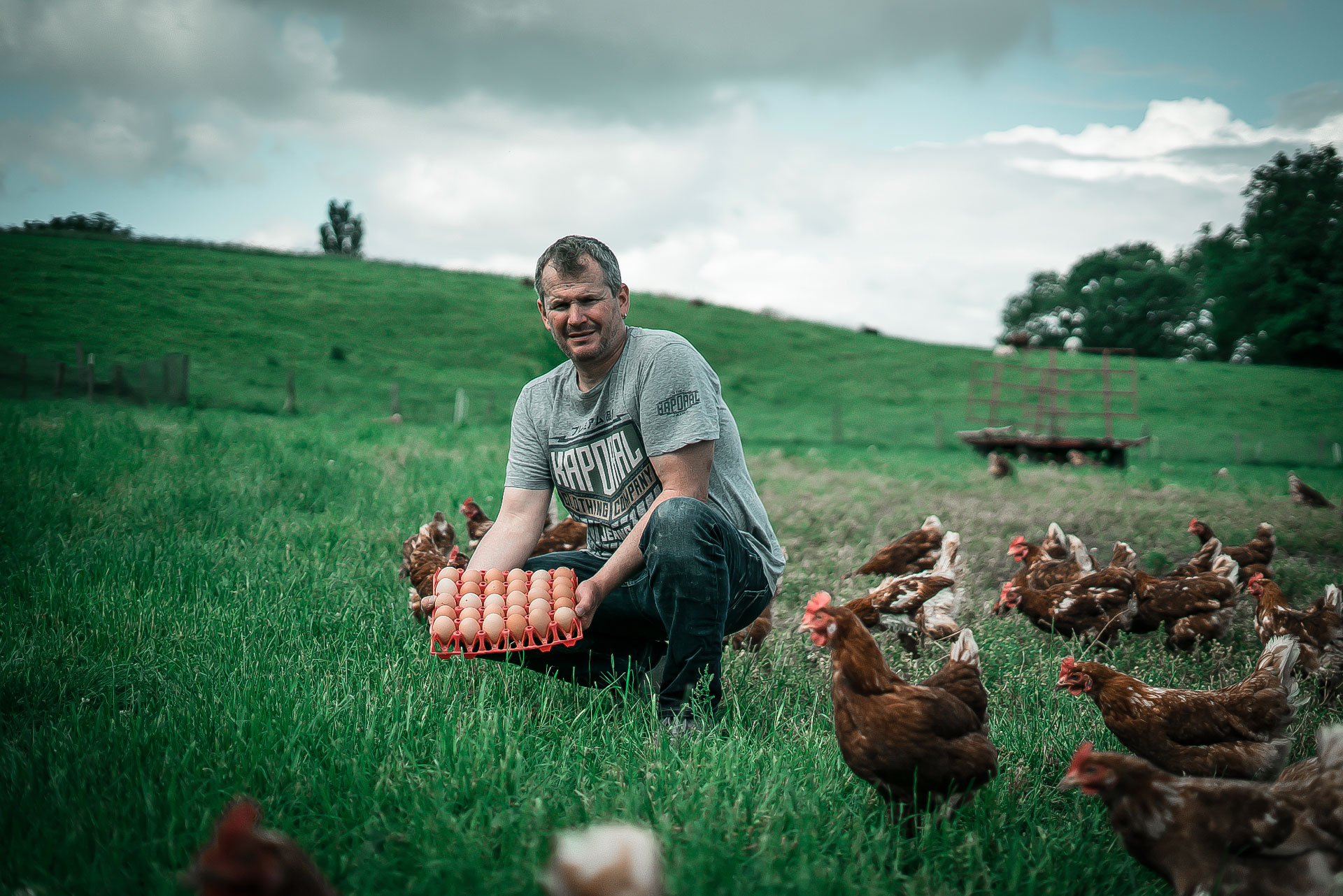 Marc de la ferme Le Chotard avec ses poules pondeuses en totale liberté autour de la ferme à Archamps à retrouver dans le magasin Ô Champs Paysans à Collonges-sous-Salève en Haute-Savoiee